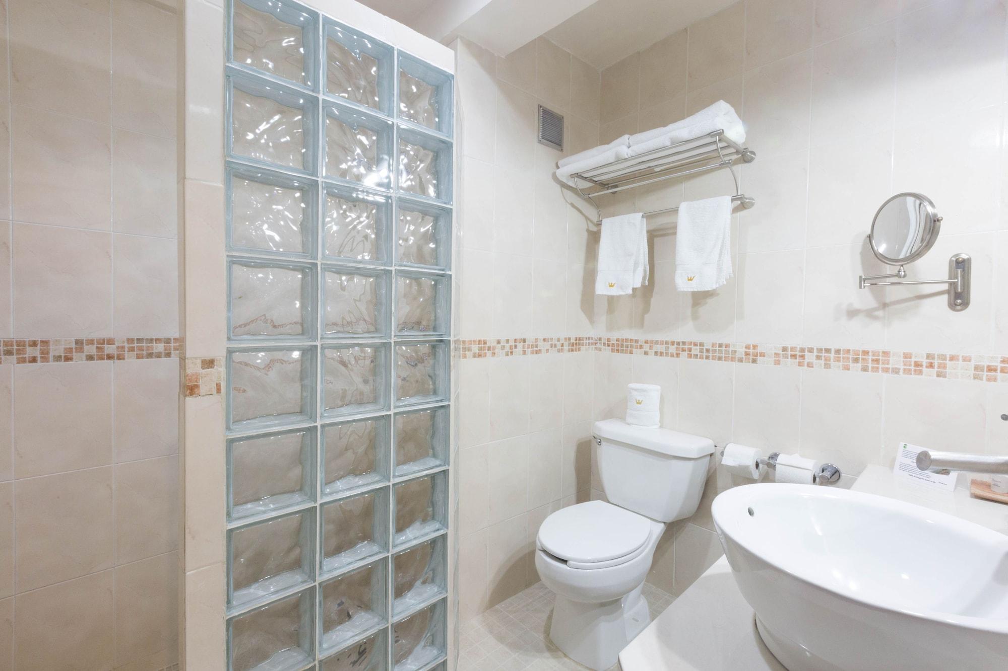 Hotel Victoria Mérida Eksteriør bilde A modern bathroom